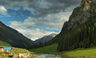 Ущелье Алтын Арашан Киргизия